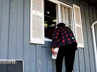 彼女の窓の巨大なおっぱいは、彼女のお尻をファックするために男をもたらします