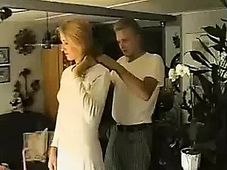 pareja joven shrug off dismiss iciness vieja pareja swinger