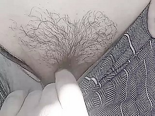부모님이 떠나는 동안 우리는 흥분하고 자위를받습니다.