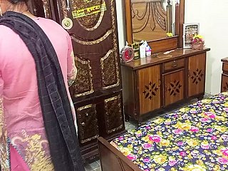 サウジアラビアの大きなお尻ホットステップモム服をアイロンをかけている間、義理の息子が来て彼女を大まかにファックします - アラブ熟成ハードコアファック＆