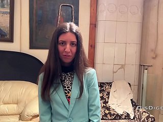 Nahm ein bescheidenes Mädchen im Theater auf und wurde für Intercourse in einer Kunstgalerie geschieden