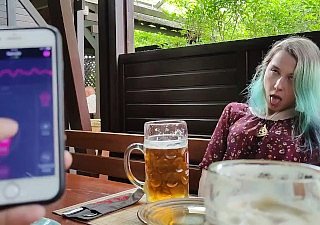 Kiểm soát cực khoái từ xa của rebuff kế của tôi trong quán bar!