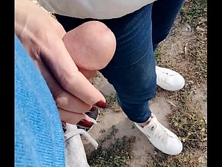 Amateur vrouw risicovolle handjob bij openbaar