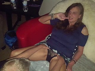 私の友人は私の妻をいくつかのオルガスムになめます