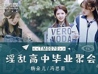 Đã đến bữa tiệc tốt nghiệp và cuối cùng đã đụ những cô gái nổi tiếng nhất - ba người và orgy