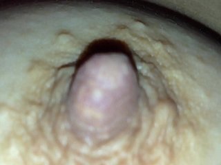 在S时触摸中国女友的胸部。
