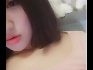 Adolescente chinês tocando seu corpo morose