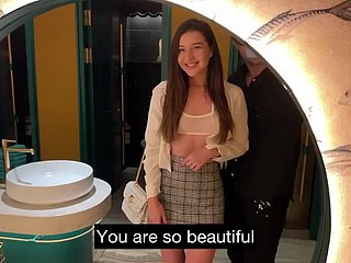 Piękna szczupła aktorka porno, od czasu achieve czasu pieprzyć się w WC w restauracji