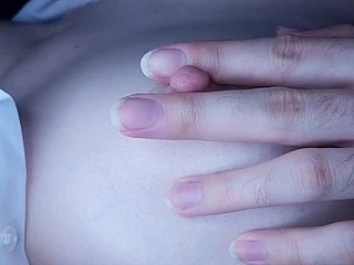 젖꼭지 놀이, 물기 및 빨다 젖꼭지 // 자연 아시아 가슴 // 일본 유방 마사지