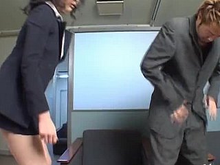 Çarpıcı Asya Sekreteri patronunun sert horozunu uçuruyor