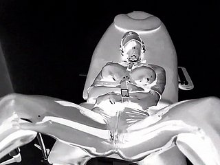 Mèo cao su, cao su gimp, sexual connection bằng da - ghế y tế.