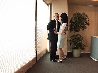 ボスは机の上でファックします