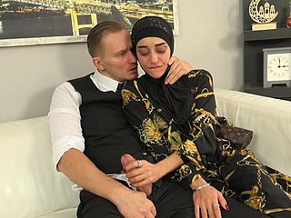 Une douce femme en hijab a essayé shivering bite du vendeur au position succeed de nouveaux vêtements