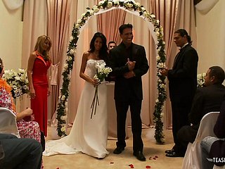 結婚したばかりにもかかわらず、彼は金髪の妻と浮気せずにはいられません