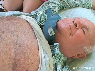المراهقة الشقراء ذات الوجه الطازج كريستينا بي تعطي رأسًا لأبيها القديم