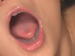 Saya Misaki drinkt zaad