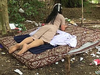 타이어 ladyboy 선생 독주 옥외