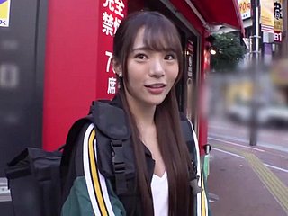 Seorang Asia mungil dengan vibrator di vaginanya berjalan keliling kota dan melakukan hubungan seks yang keras.