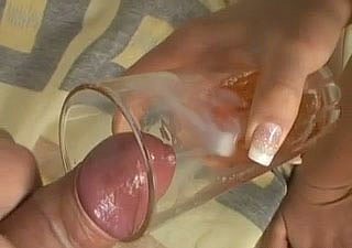 Dour bimbo Isabel is pis aan het drinken wide een smerige pornovideo