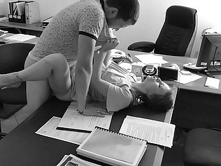 Bos meniduri sekretaris mungilnya di meja kantor dan memfilmkannya dengan kamera tersembunyi