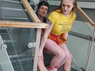 Niespodziewane publiczne ruchanie z posłuszną nastolatką - Lustery