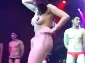 Chinese modellen pronken met hun lichaam