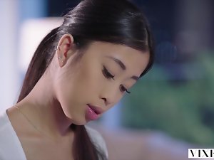 VIXEN若いアジアの学生は、ネイバーと情熱的なセックスを持っています