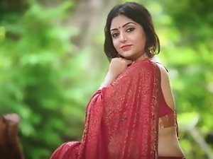बड़े पैमाने पर चित्रा के साथ गरम बंगाली महिला