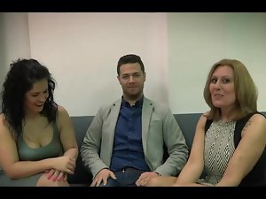 İki Tombul Milf Hisse genç horoz
