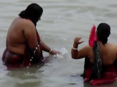 دریائے اچھا دیسی میں نہانے
