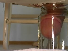 cums في صغيرة قليلا وخز shrinkled في جرة بالماء