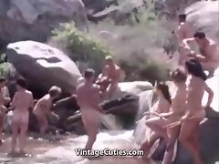 ヌーディストの家族が山脈への旅（1960ヴィンテージ）