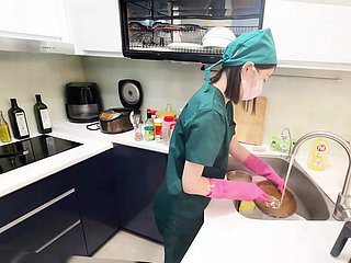 La enfermera es metida en su cuerpo por detrás por el médico y se corre dentro del culo
