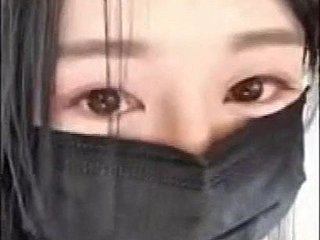 清らかで美しい女性たちが生き、情熱的に震える