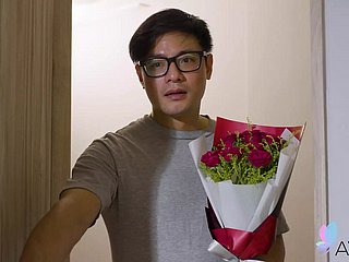 Taiwanese tiener met grote tieten Stacy heeft seks en geniet ervan.