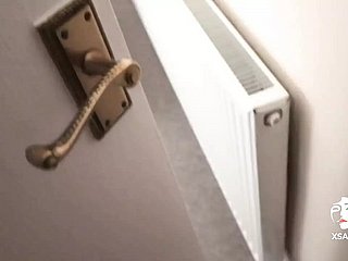지저분한 중국 여자의 벌거 벗은 작은 아시아 몸에 거친 질내 사정.