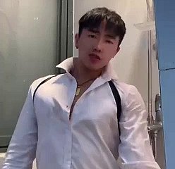 Budak cina dalam mandi tidak merangkap