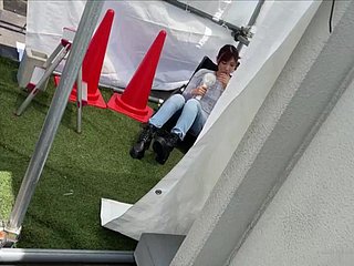 청바지를 입은 국내 섹시한 여성이 야생에서 자위합니다.