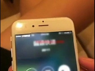 La belle femme a délibérément cassé le vibrateur et a demandé