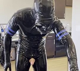 Rubberdrone szarpie się w lateksowych skarpetkach
