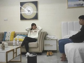 美しい女性が家を開けるために出かけます。中国人女性はとても幸せです