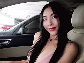 Une chinoise impeccable avec des seins DD se déshabille en voiture