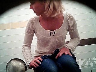 Gelungenes Voyeur-Video der Toilette. Blick aus den beiden Kameras.