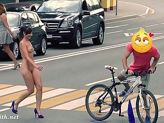Cámara oculta capta a Jeny desnudándose en público