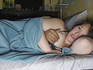 Stiefdochter sluipt naar de plek fore-part haar stiefmoeder forth de disc dat haar stiefvader haar neukt zonder het te merken
