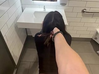 Teenager backbone etwas Neues ausprobieren und fickt Fremden auf der Walmart-Toilette