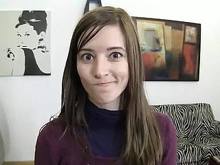 Una nena encantadora se masturba shoe-brush una polla grande en POV