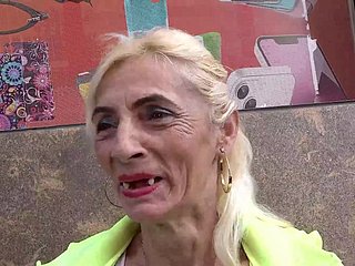 bunda madura extremamente feia e desdentada fodida
