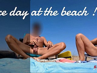 Dia melakukan masturbasi di pantai di Lid d'Agde dan lewat di belakang mereka. Pameran yang bagus!