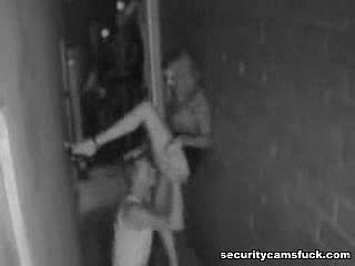 Cảnh quan hệ tình dục ở hẻm sau được medico lại bởi camera an ninh